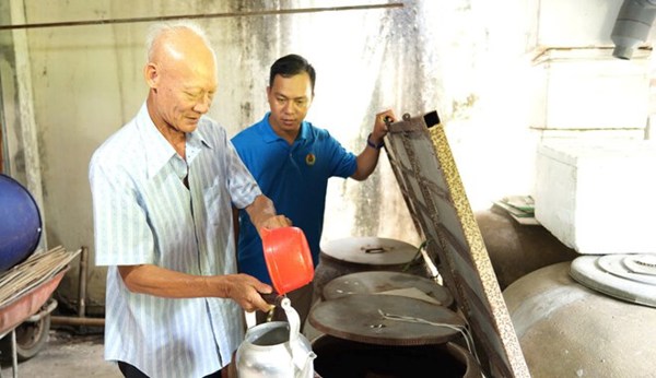 Nước sạch đến nhà, người dân vẫn trữ mưa phòng hạn mặn